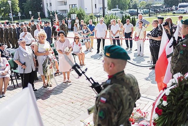 ▲	Pod tablicą pamiątkową złożono kwiaty i przypomniano wydarzenia sprzed ponad 100 lat.