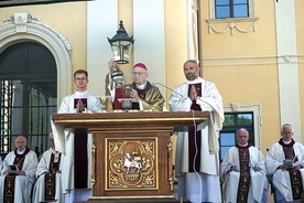 ▲	Jubilat przewodniczył Eucharystii na dziedzińcu pocysterskiego opactwa. 