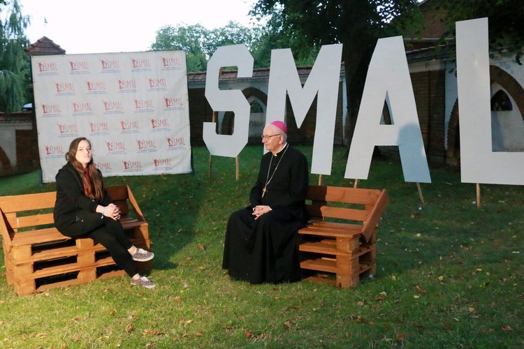W specjalnym studiu młodzi pytali abp. Stanisława o to, jak naśladować Maryję.