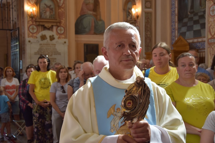 Relikwie św. Jana Pawła II uroczyście wniósł ks. Frelek wraz z pielgrzymami z Żychlina.