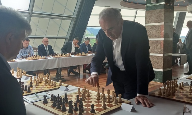 Ustroń. "Przetrwać dwadzieścia ruchów". Legendarny Garri Kasparow uczestnikiem festiwalu szachowego