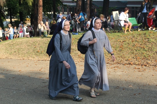 Pielgrzymka kobiet - pątniczki się gromadzą