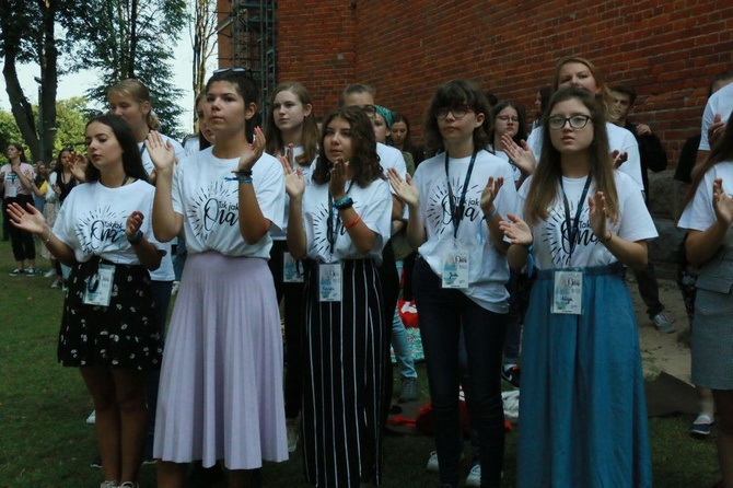 Krzyż i ikona Matki Bożej wśród młodych