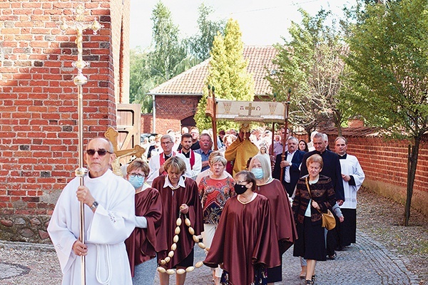 Msza św. zakończyła się procesją wokół kościoła.