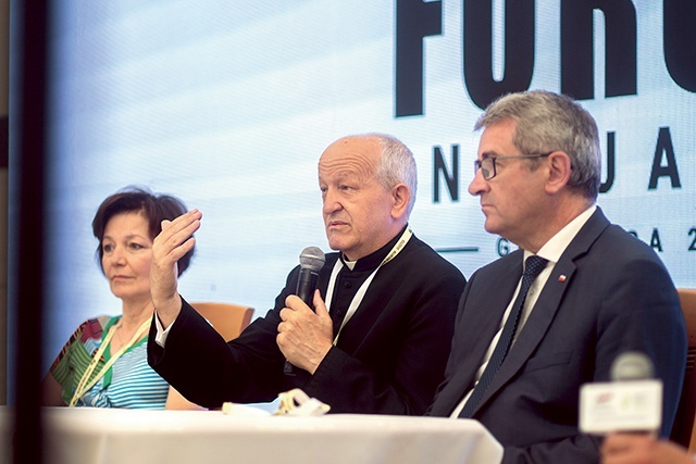 Dr med. Barbara Engel, ks. Stanisław Szczepanik i Wojciech Murdzek w trakcie jednego z paneli dyskusyjnych. 