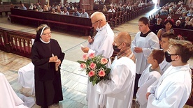 Życzenia elżbietance składali duchowni, siostry oraz wierni, którzy od lat są jej wdzięczni za służbę w parafii.