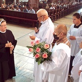 Życzenia elżbietance składali duchowni, siostry oraz wierni, którzy od lat są jej wdzięczni za służbę w parafii.