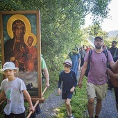 Na czele pielgrzymki niemal od samego jej początku niesiony jest obraz, który z jednej strony przedstawia Jezusa Miłosiernego, a z drugiej Matkę Boską Częstochowską.