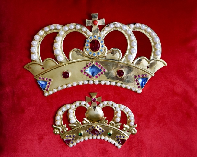 Złote korony udekorowane brylantami, rubinami, perłami i cyrkoniami.