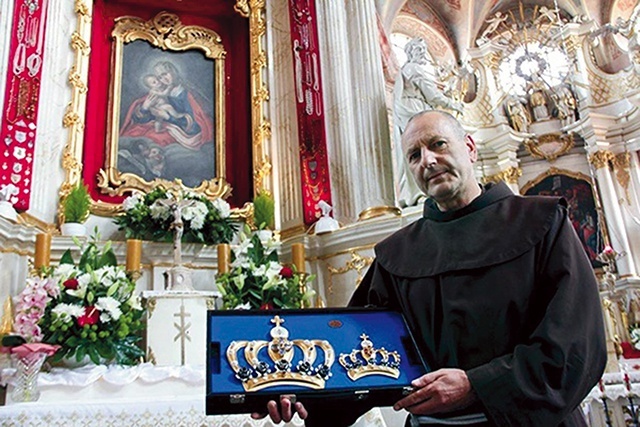 O. Klaudiusz Michalski OFM prezentuje korony.