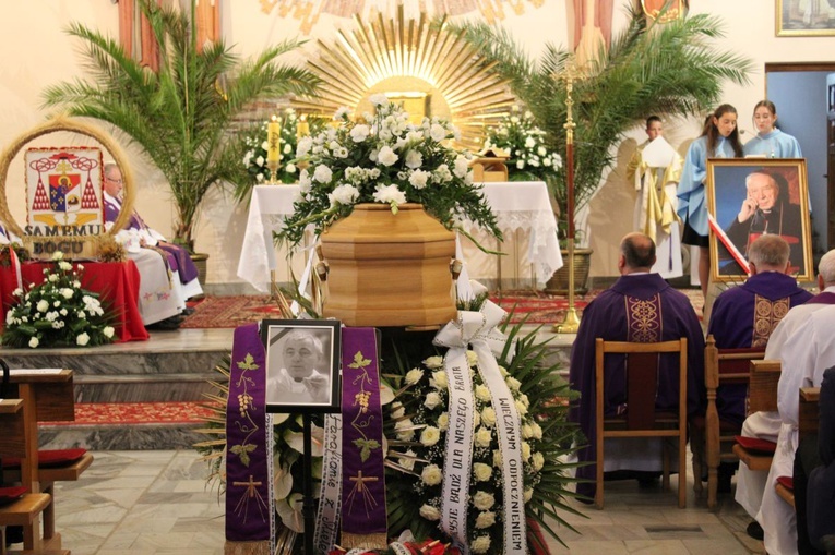 Msza św. pogrzebowa w kościele parafialnym w Łąkcie.