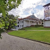 Dom rekolekcyjny w Warszawie- -Wesołej przy parafii Opatrzności Bożej prowadzonej przez Wspólnotę Chemin Neuf.