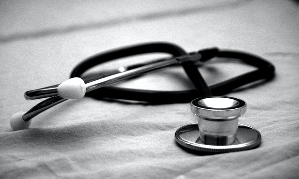 W Polsce zmarło ponad 75,3 tys. chorych z COVID-19, w tym 232 lekarzy i 188 pielęgniarek