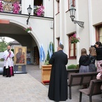 Symbole ŚDM w skarżyskiej Ostrej Bramie