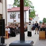 Symbole ŚDM w skarżyskiej Ostrej Bramie