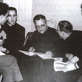 	Wiosna 1972 roku. Narada moderatorów. Od lewej księża: Kazimierz Kapusta, Kazimierz Mąkosa, Wiesław Wilk, Adam Nowak i Kazimierz Mazur.