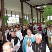 Jedno z archiwalnych zdjęć z parafii Matki Bożej Fatimskiej w Ciechanowie – jeszcze w tymczasowej kaplicy w 2004 r. bp Roman Marcinkowski odbywa wizytację kanoniczną.