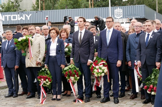 Gdańsk. Premier złożył kwiaty pod historyczną Bramą nr 2 