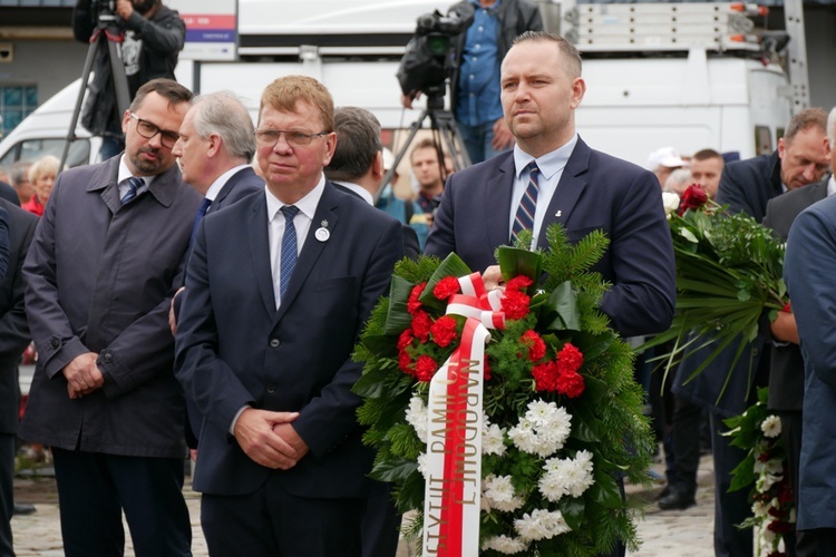 Gdańsk. Premier złożył kwiaty pod historyczną Bramą nr 2 