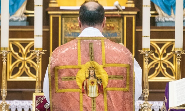 Ograniczenia w sprawowaniu Mszy św. w rycie trydenckim wprowadzone przez papieża spotykają się ze sprzeciwem niektórych zwolenników liturgii przedsoborowej.