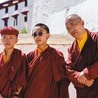 Tybetański buddyzm jest obiektem szczególnie zaciekłych prześladowań ze strony chińskich komunistów jako jeden z fundamentów tożsamości Tybetu.