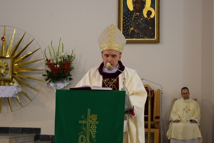 Biskup podczas homilii.