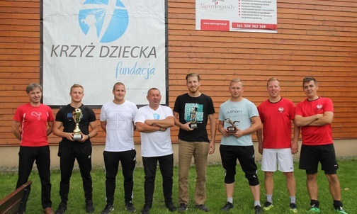 Zwycięska drużyna TKKF Żywioł Wilamowice z Grzegrzem Cieślakiem (czwarty z lewej) z Fundacji Krzyż Dziecka.