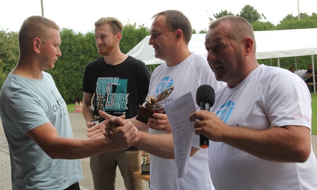 Grzegorz Cieślak i Maciej Derbin (z prawej) wręczają nagrody Bartłomiejowi Pachule i Łukaszowi Piadkowi.