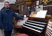 Przy kontuarze organów kościoła św. Bartłomieja, 52-głosowego, największego instrumentu w diecezji radomskiej, Michał Bociek, organizator spotkań.