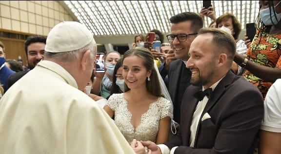 Spotkanie nowożeńców z papieżem Franciszkiem.