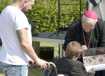 Biskup wręczył nagrody wyróżnionym w konkursie na logo duszpasterstwa osób niepełnosprawnych.