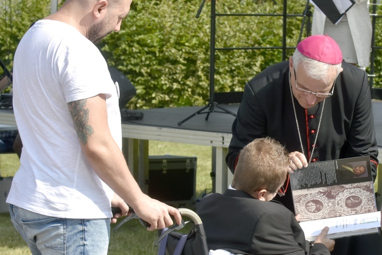 Biskup wręczył nagrody wyróżnionym w konkursie na logo duszpasterstwa osób niepełnosprawnych.