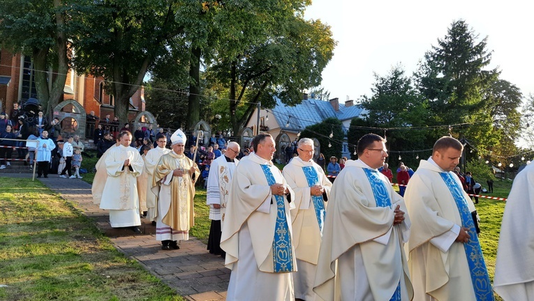 Wieczornej Mszy św. przewodniczył bp Adam Bab wraz duszpasterzami młodych i opiekunami grup pielgrzymkowych.