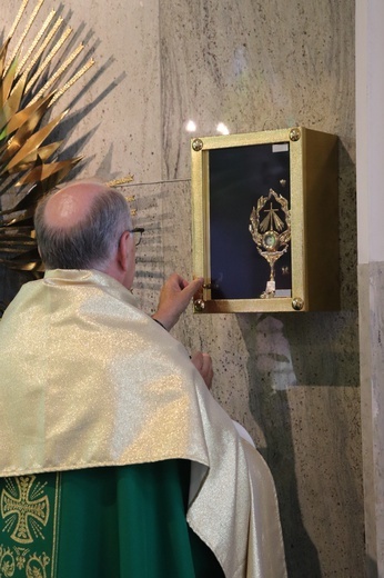 Jaktorów. Wprowadzenie relikwii św. Jana Pawła II i św. s. Faustyny.