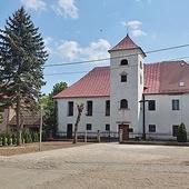 Bryła kościoła parafialnego nawiązuje do architektury pałacowej, której kiedyś był on częścią.