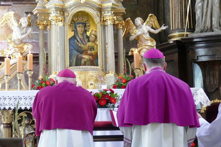 Biskupi Roman Pindel i Piotr Greger w czasie modlitwy przed relikwiami św. Melchiora Grodzieckiego.