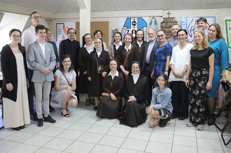 Agnieszka Nowak, jej przyjaciele i znajomi, obecni na Mszy św. liturgicznego posłania misyjnego.