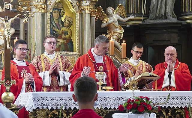 Biskup R. Pindel przewodniczył uroczystości po polskie stronie.