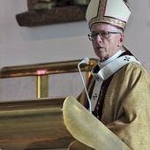 	Arcybiskup katowicki w czasie homilii w kościele NMP Matki Kościoła.