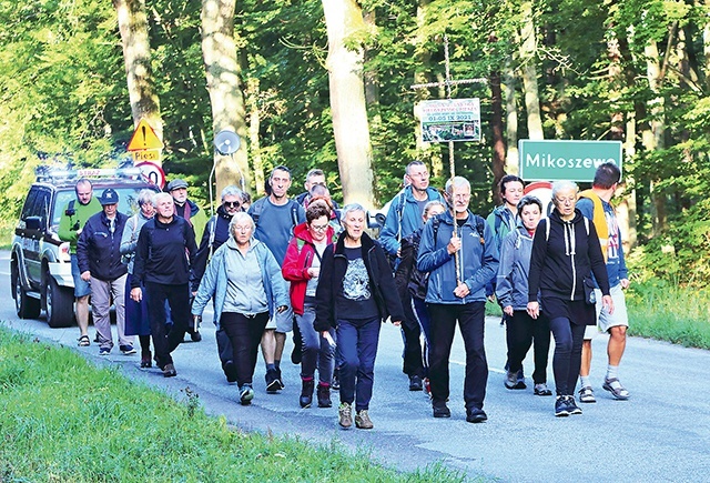 	Pielgrzymi opuszczają lasy Mikoszewa, by już za chwilę wejść na tereny Żuław.