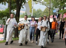 W drodze śpiew poprowadzili młodzi dominikanie, którzy podzieli się także swoimi rozważaniami.
