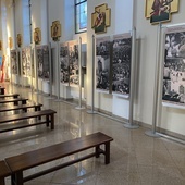Wystawa składa się z 13 plansz i obrazów Matki Bożej Jasnogórskiej, kard. Wyszyńskiego i św. Jana Pawła II.