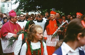 Kard. Stefan Wyszyński w drodze do katedry płockiej na uroczystości 900-lecia diecezji w 1975 roku.