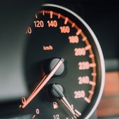 Eksperci: System kontroli prędkości w autach zwiększy ich ceny i wysokość składek ubezpieczeniowych