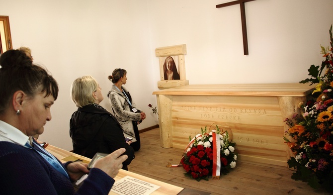 Przy sarkofagu matki Czackiej w Laskach od rana gromadzą się pielgrzymi