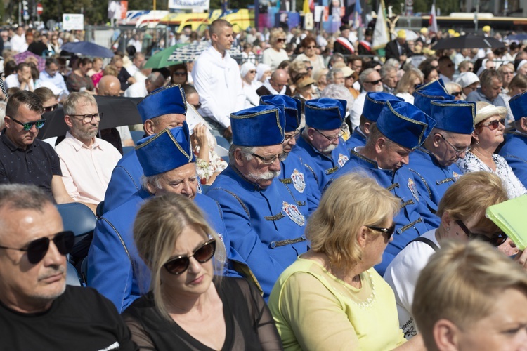 Przyjęci burzą braw