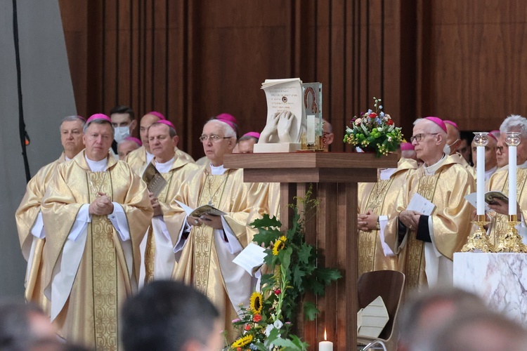 Po Eucharystii można było oddać cześć relikwiom nowych błogosławionych.