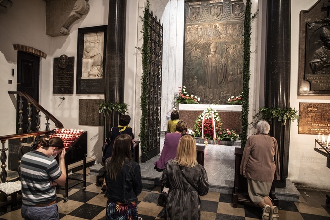 Dotknąć świętych. Każdy chciał adorować relikwie