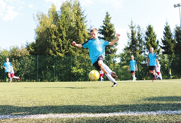 – Poziom sportowy oceniam wysoko. Ci młodzi ludzie naprawdę potrafią grać w piłkę – uważa Mirosław Kowalczyk.