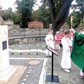 ▼	Pomnik przed kościołem Wniebowzięcia NMP w Bielawie poświęcił ks. Stanisław Chomiak.